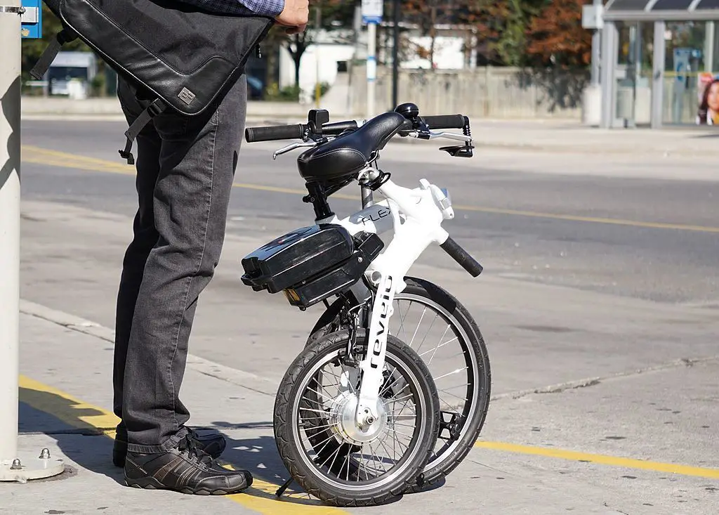 Folded Revelo FLEX e-bike on road.jpg